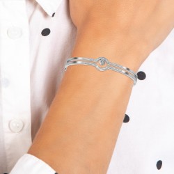 Bracelet by BR01 adorned...
